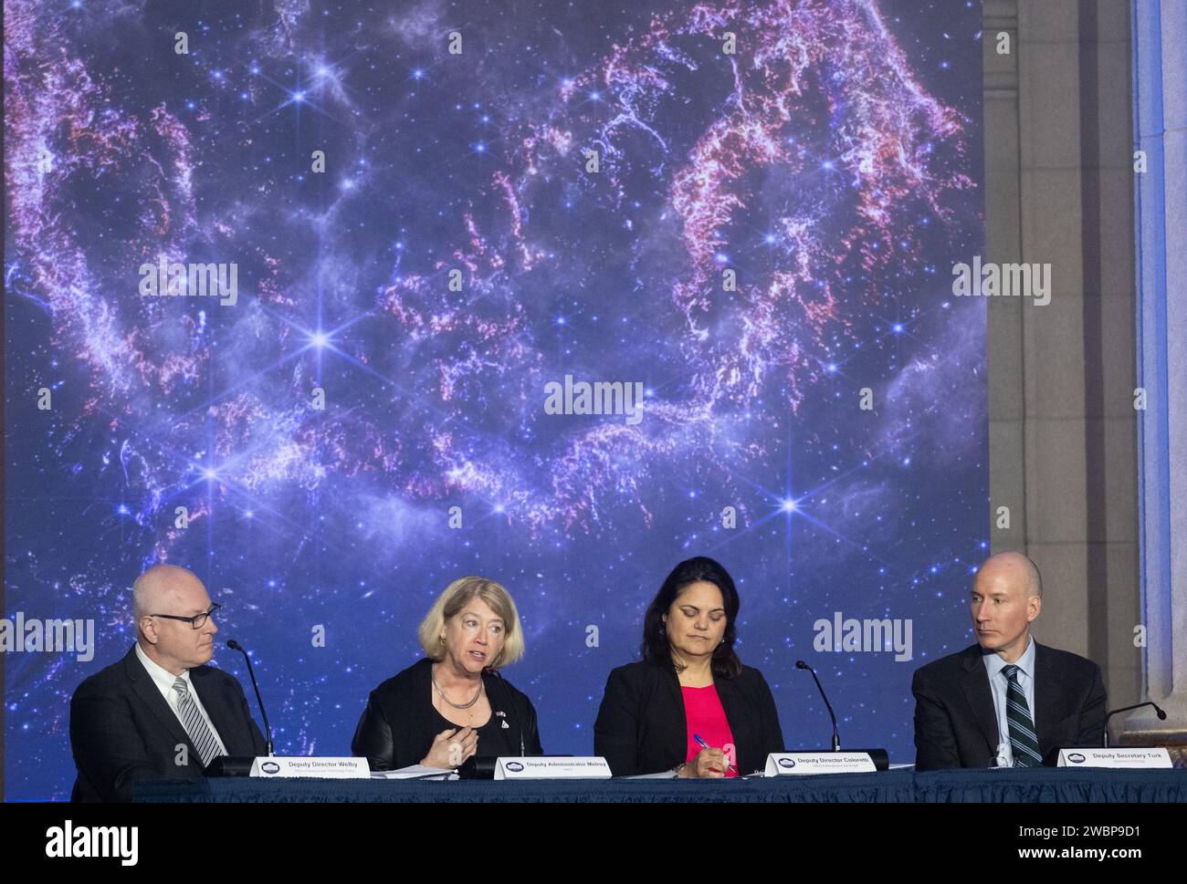 PAM Melroy, vice amministratore della NASA, parla alla terza riunione del Consiglio spaziale Nazionale il 20 dicembre 2023, a Washington, insieme a Steve Welby, Nani Coloretti e David Turk. Il consiglio consiglia il presidente sulla politica e la strategia spaziale degli Stati Uniti. Foto Stock
