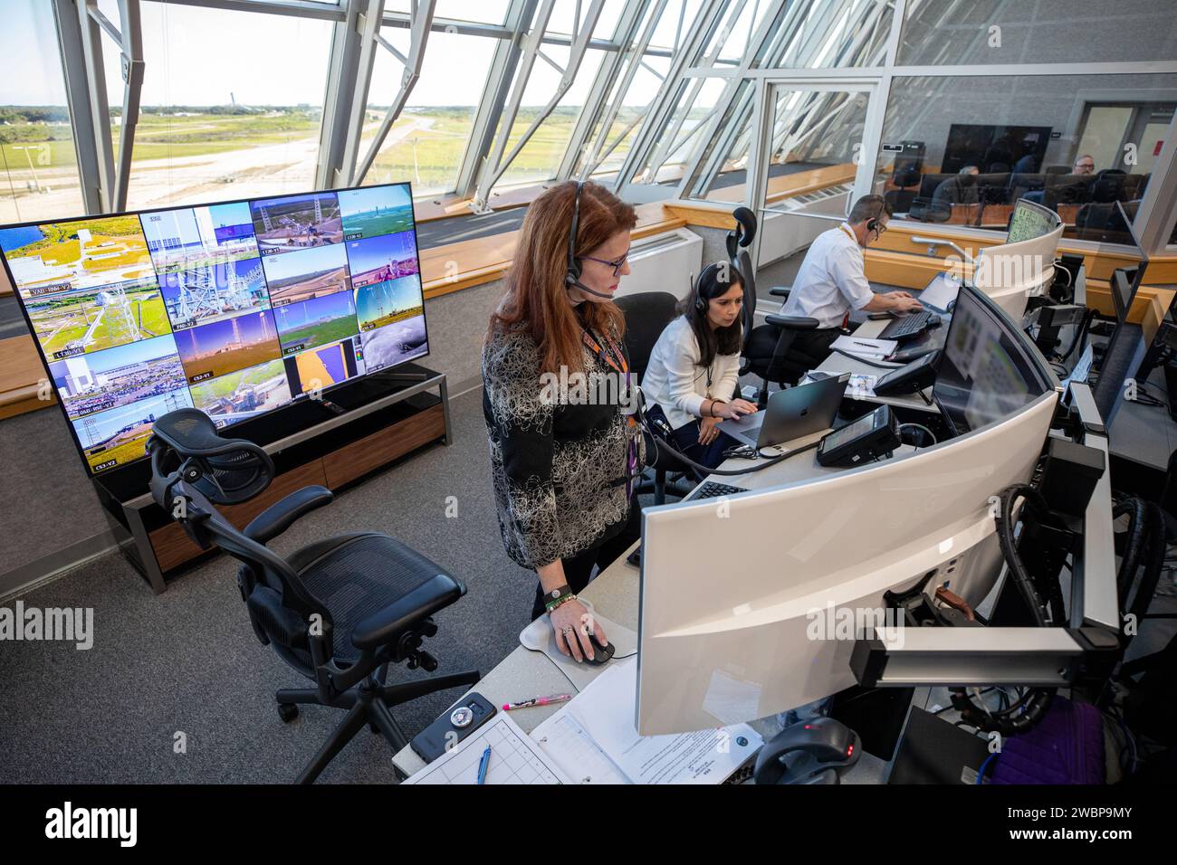 Artemis i Launch Director Charlie Blackwell-Thompson (a sinistra) si trova alla console di lancio all'interno della sala di fuoco 1 del Launch Control Center al Kennedy Space Center in Florida durante una simulazione di conto alla rovescia. Accanto a lei ci sono Jessica Parsons, assistente tecnica del direttore del lancio, e Jeremy Graeber, capo della sezione test, Launch and Recovery Operations della NASA, che funge anche da assistente direttore del lancio. Un team di quasi 100 ingegneri di Orion, Space Launch System (SLS) e Exploration Ground Systems dell'agenzia si riuniscono il 3 febbraio 2020 per lavorare attraverso una serie di cha simulati Foto Stock