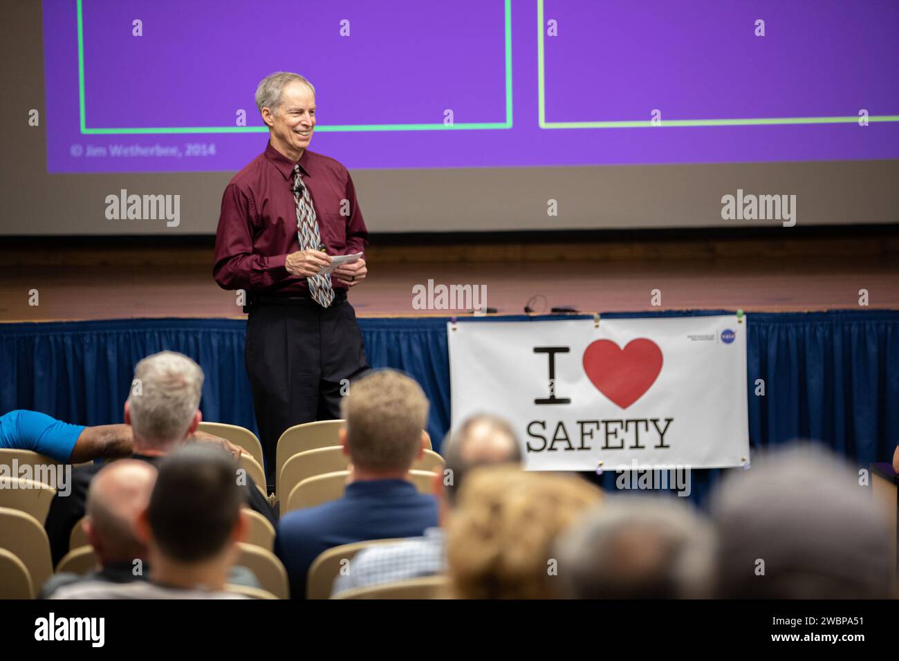 Jim Wetherbee, ex capitano della Marina degli Stati Uniti ed ex astronauta della NASA, ha parlato con i dipendenti del Kennedy Space Center il 4 marzo 2020, durante i giorni di sicurezza e salute. La sua presentazione ha evidenziato l'identificazione di condizioni avverse nelle organizzazioni per prevenire disastri o incidenti. Foto Stock