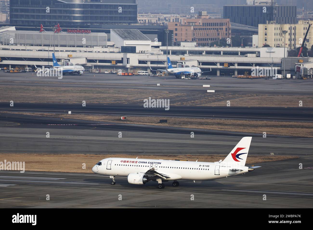 **CINA CONTINENTALE, HONG KONG, MACAO E TAIWAN FUORI** il volo MU5137 della China Eastern Airlines decolla dall'aeroporto internazionale di Shanghai Hongqiao Foto Stock