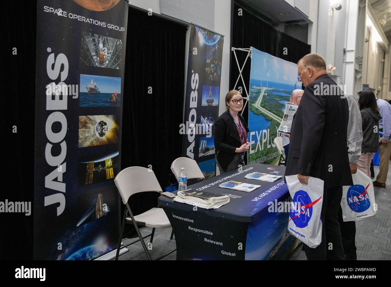 I partecipanti hanno visitato le mostre della NASA e degli appaltatori al Community Leaders Update del Kennedy Space Center il 18 febbraio 2020, tra cui un panel moderato dal direttore del centro Bob Cabana con i leader di Exploration Ground Systems, Spaceport Integration, Exploration Research, Gateway Logistics e Center Planning. Foto Stock