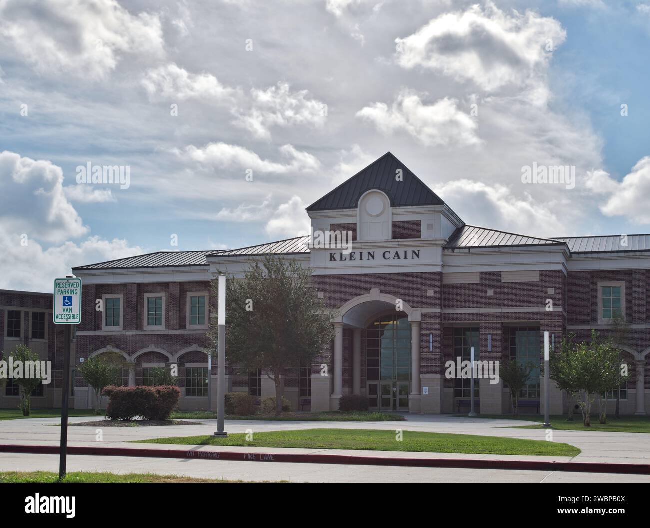 Klein, Texas USA 09-24-2023: Facciata dell'edificio della Klein Cain High School a Klein, Texas, vista frontale. Campus di istruzione superiore fondato nel 2017. Foto Stock