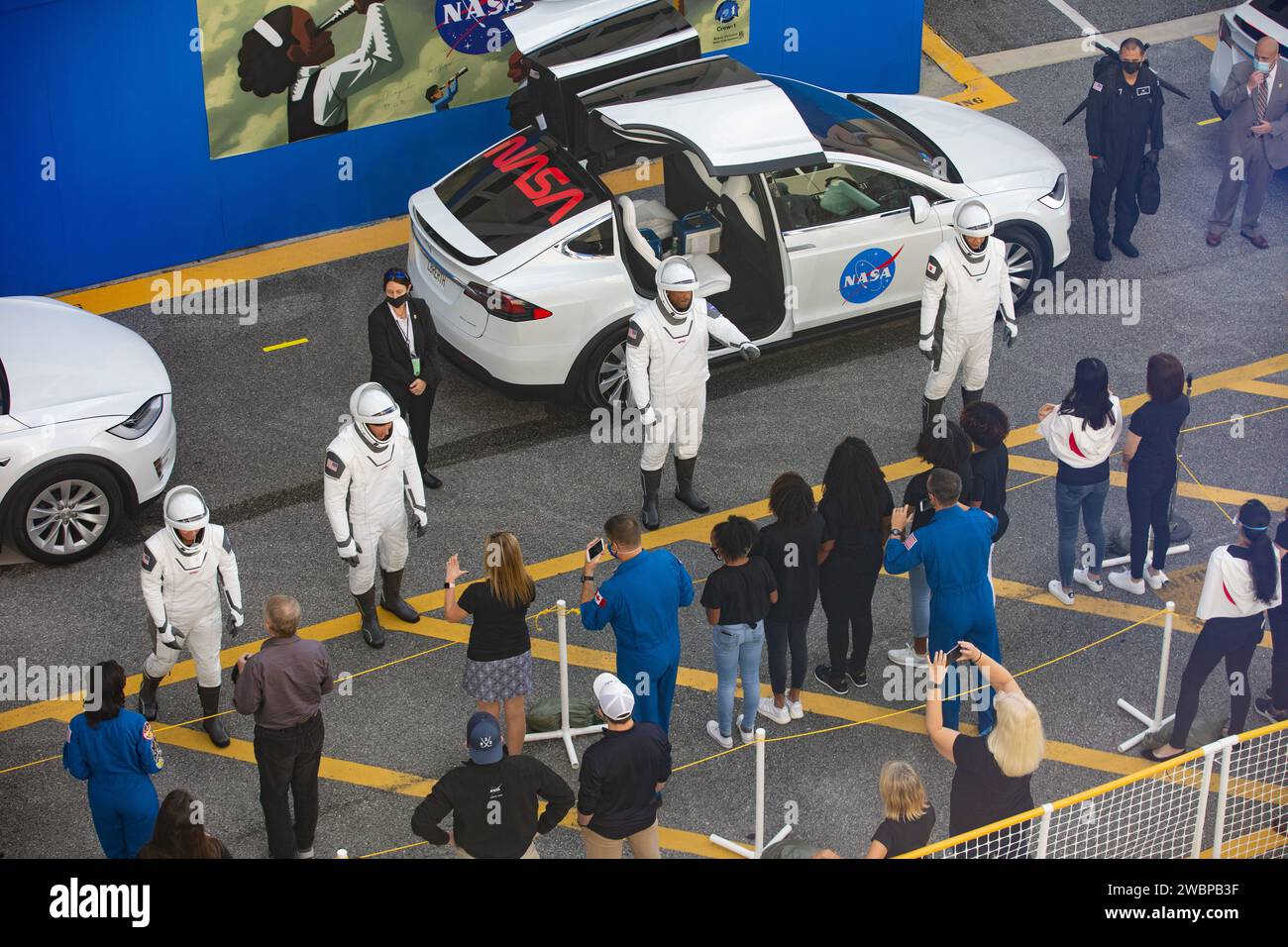 Gli astronauti della NASA SpaceX Crew-1 Shannon Walker, Michael Hopkins, Victor Glover e Soichi Noguchi incontrarono la famiglia al Kennedy Space Center il 15 novembre 2020, prima di viaggiare in veicoli Tesla al Launch Complex 39A per il lancio Crew Dragon Resilience alla ISS. Foto Stock