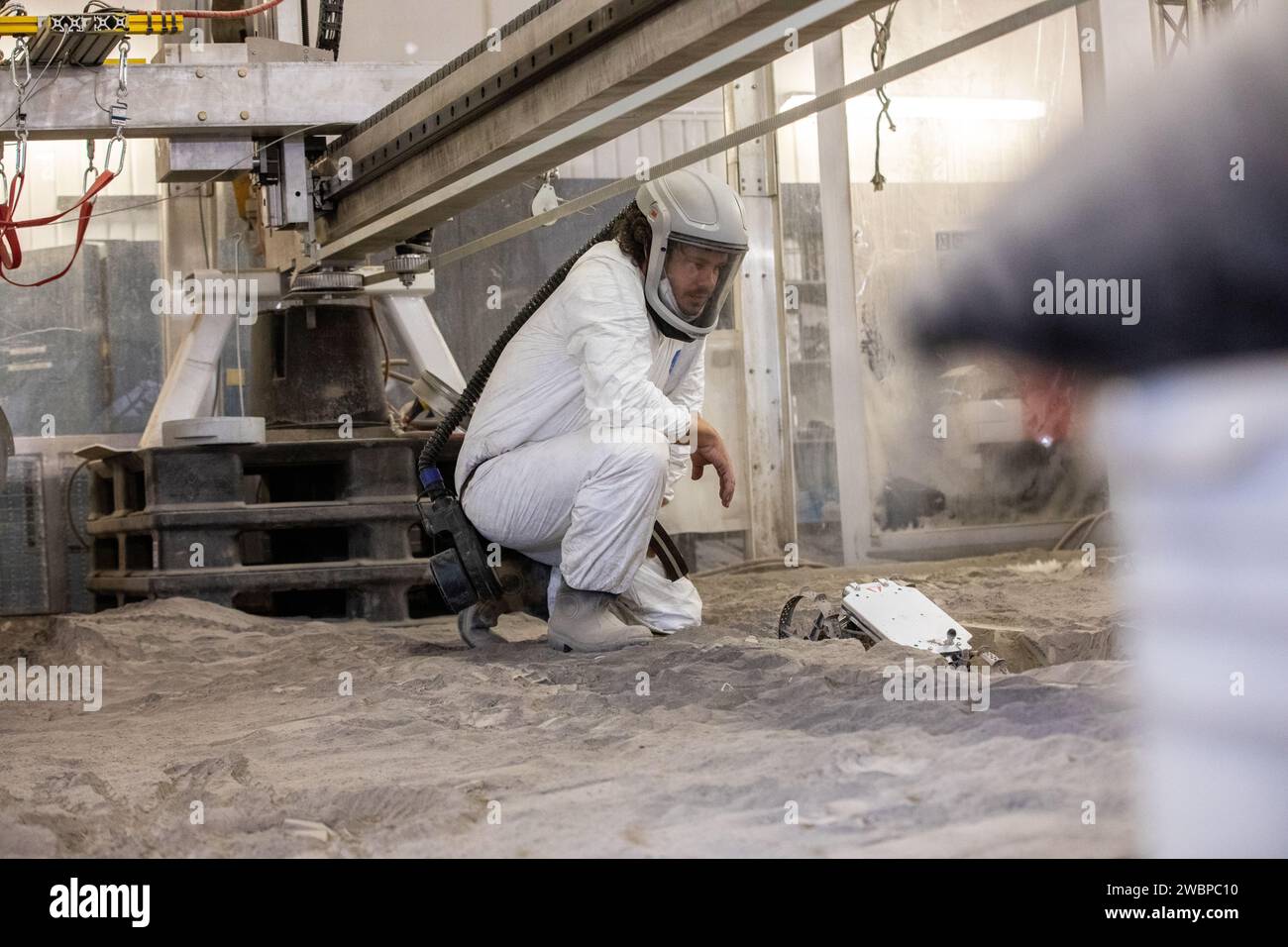 A.J. Nick dei programmi Exploration and Research Technology del Kennedy Space Center monitorò il CubeRover durante i test di mobilità nel contenitore regolith il 10 dicembre 2020, simulando il terreno della Luna. Foto Stock