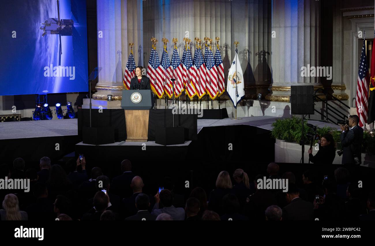 Il vicepresidente Kamala Harris parla alla terza riunione del National Space Council il 20 dicembre 2023, a Washington, fornendo consigli sulla politica e la strategia spaziale degli Stati Uniti per far progredire i programmi nazionali. Foto Stock