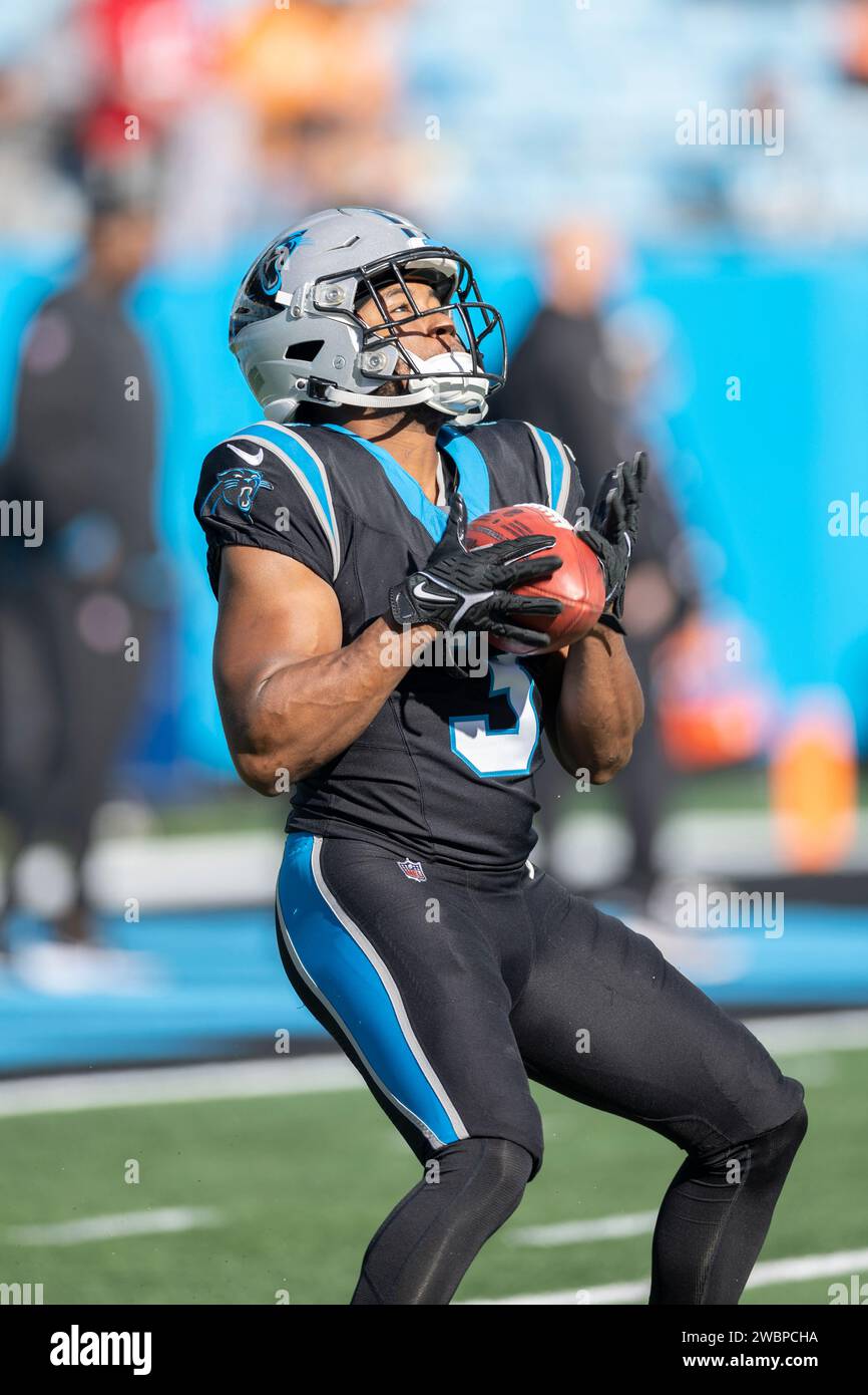 Charlotte, NC USA: Il running back dei Carolina Panthers Raheem Blackshear (3) prende il pallone quando i Tampa Bay Buccaneers iniziano una partita NFL a B Foto Stock