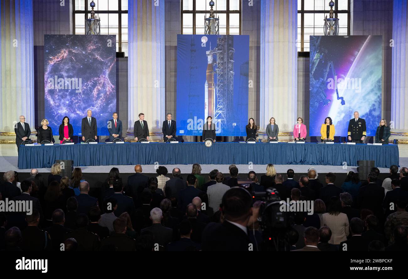 Il vicepresidente Kamala Harris presiede la terza riunione del National Space Council il 20 dicembre 2023, presso l'Andrew W. Mellon Auditorium di Washington. Il consiglio consiglia il presidente sulla politica e la strategia spaziale nazionale per massimizzare le opportunità spaziali degli Stati Uniti. Foto Stock