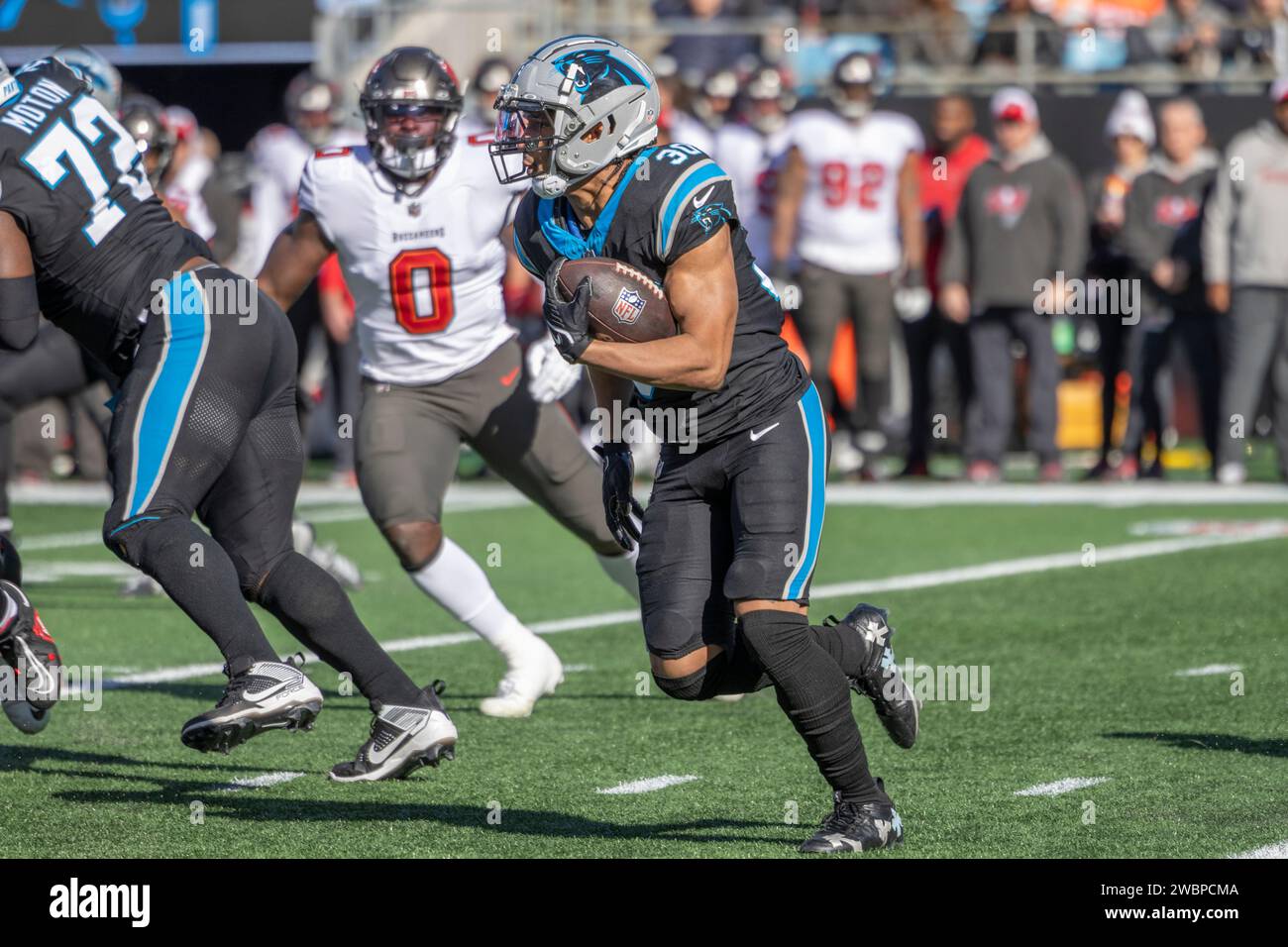 Charlotte, NC USA: Il running back dei Carolina Panthers Chuba Hubbard (30) corre con il pallone durante una gara della NFL contro i Tampa Bay Buccaneers alla Bank of Foto Stock