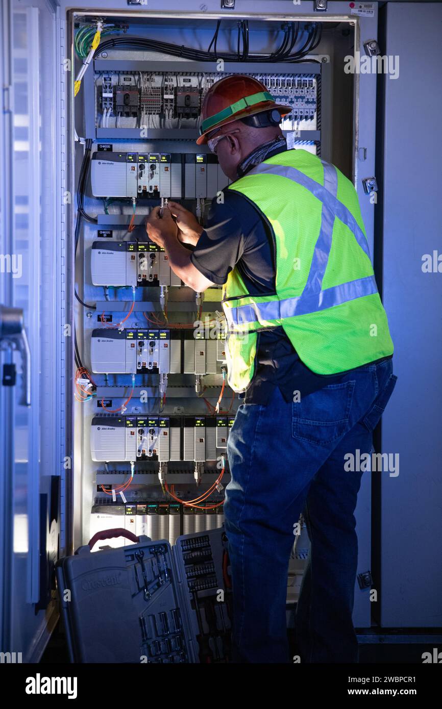 Un ingegnere del Kennedy Space Center della NASA lavora su rack di lancio mobili come ingegneri software per testare programmi per Space Launch System e Orion per Artemis I.. Foto Stock