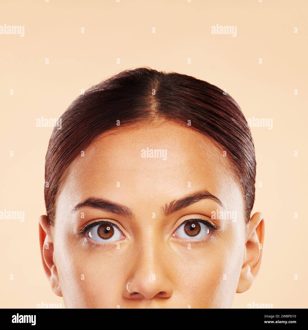 Viso, mockup per la pelle o occhi di donna in studio isolati su sfondo beige per un'estetica di bellezza. Routine di bagliore facciale, ritratto o ragazza naturale Foto Stock