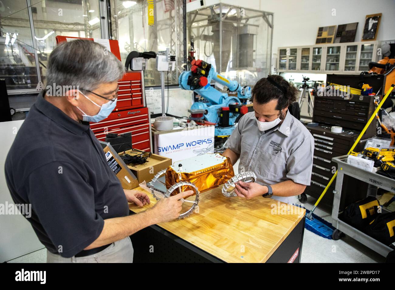 Jim Mantovani, Left, e A.J. Nick, con i programmi Exploration and Research and Technology del Kennedy Space Center, hanno aperto un CubeRover allo spazioporto della Florida il 9 ottobre 2020. Il rover è stato consegnato dalla società di robotica spaziale Astrobotic con sede a Pittsburgh, come parte del premio Small Business innovative Research (SBIR) assegnato dalla NASA. Nick guiderà i test CubeRover nei prossimi mesi nel contenitore regolitico del laboratorio Granular Mechanics and Regolith Operations (GMRO), che contiene circa 120 tonnellate di simulante di regolitite lunare presso la Kennedy's Swamp Works. Nel 2019, la NASA ha annunciato un Tipping Poin da 2 milioni di dollari Foto Stock