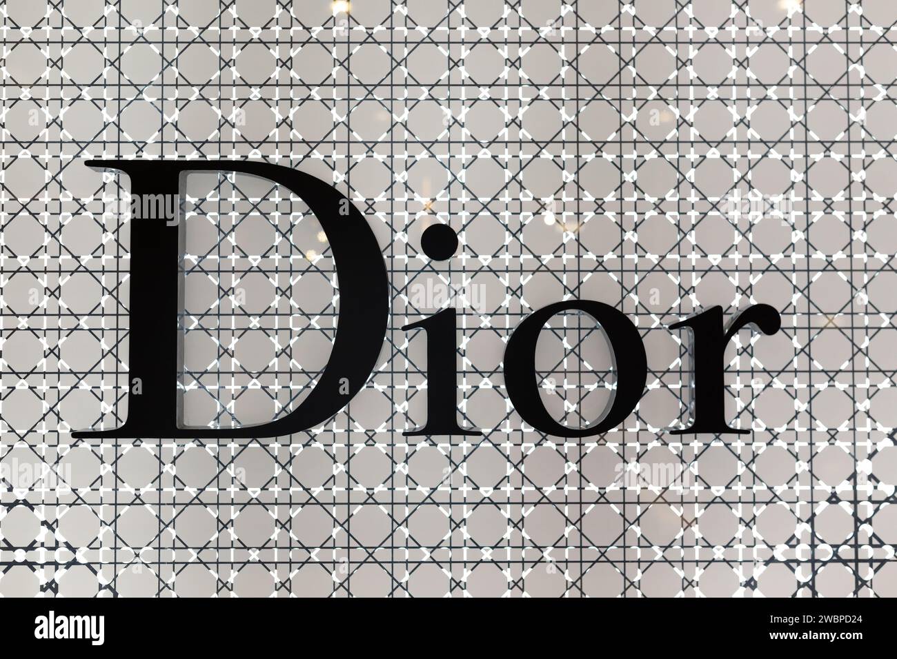 Kuala Lumpur, Malesia - 7 gennaio 2024: Logo Dior sulla facciata del negozio a Kuala Lumpur, Malesia. Foto Stock