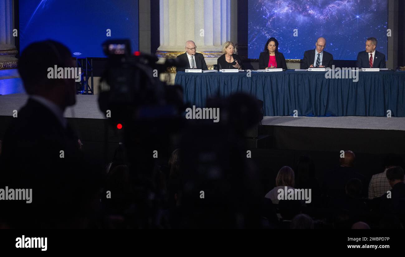 PAM Melroy, Vice Amministratore della NASA, parla alla terza riunione del Consiglio spaziale Nazionale il 20 dicembre 2023, a Washington, insieme a Steve Welby, Nani Coloretti, David Turk e Don Graves. Il consiglio consiglia il Presidente in merito alla politica e alla strategia spaziale nazionale. Foto Stock