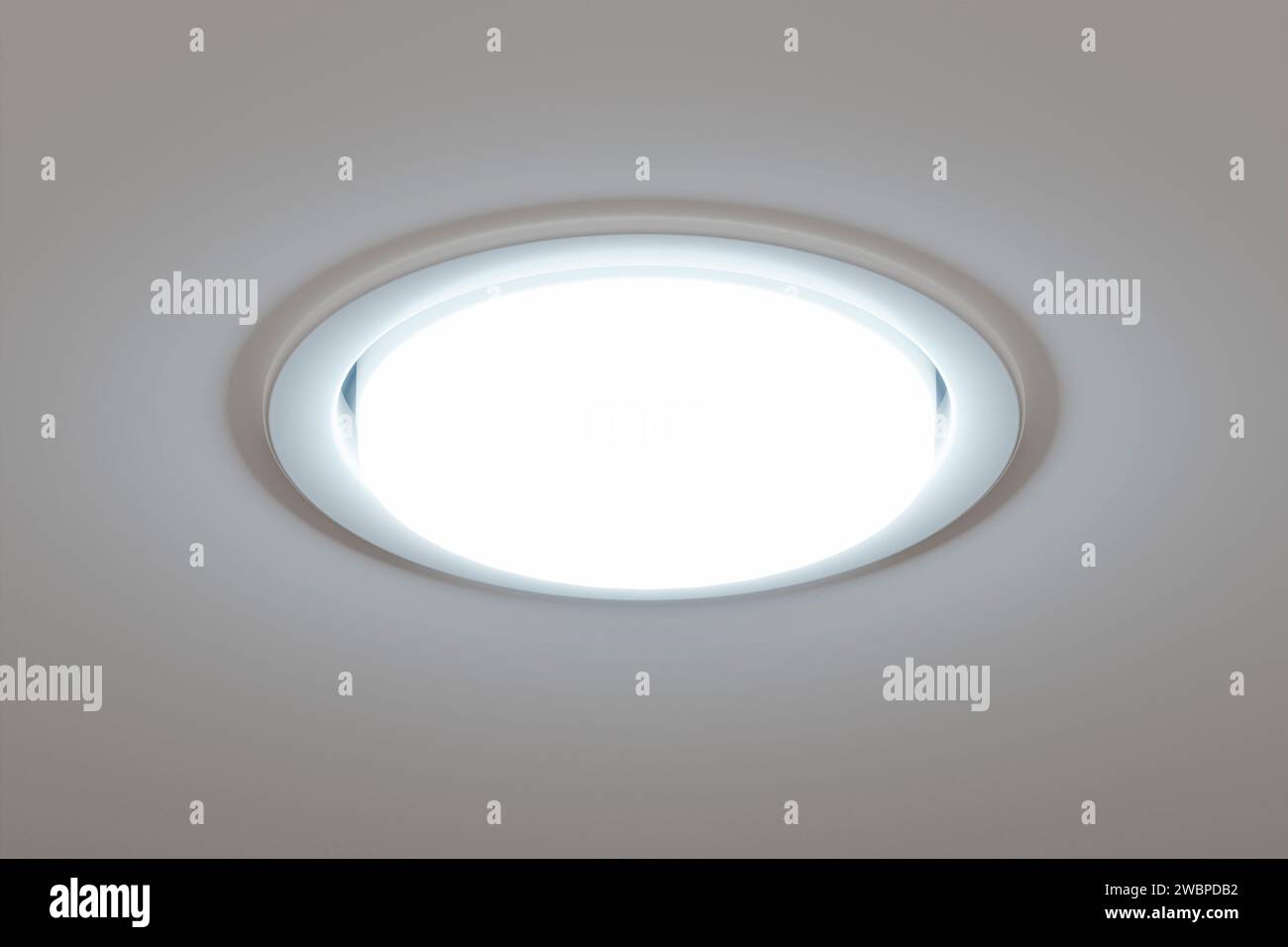 Plafoniera incassata in un soffitto bianco stretch. Foto Stock