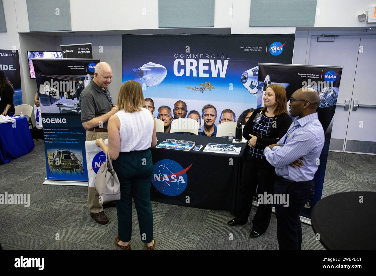 Steve Payne del Commercial Crew Program della NASA ha visitato un ospite al Community Leaders Update del Kennedy Space Center il 18 febbraio 2020, dove un panel è stato moderato dal direttore del centro Bob Cabana e i partecipanti hanno visitato mostre. Foto Stock
