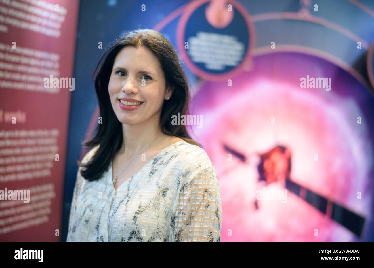 Un dipendente della NASA descrive come iniziare con la formattazione delle diapositive presso la sede centrale e ricevere il tutoraggio da Mary Pat Hrybyk-Keith. Nel corso del tempo, il dipendente ha sviluppato competenze nella creazione di illustrazioni scientifiche fotorealistiche utilizzando Photoshop e ha gradualmente superato il lavoro di presentazione di base. Foto Stock