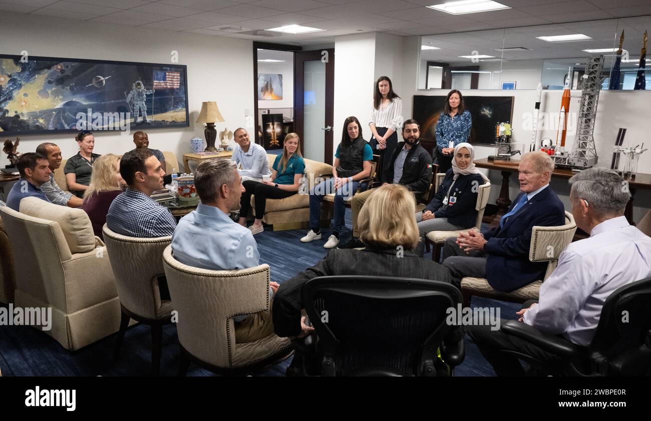 L'amministratore della NASA Bill Nelson, il vice amministratore Pam Melroy e l'amministratore associato Bob Cabana hanno incontrato la classe di candidati astronauti del 2021 il 18 ottobre 2023 presso la sede della NASA Mary W. Jackson a Washington. I candidati completano due anni di addestramento per missioni tra cui ricerca ISS, lanci di veicoli spaziali commerciali e missioni lunari Artemis. Foto Stock