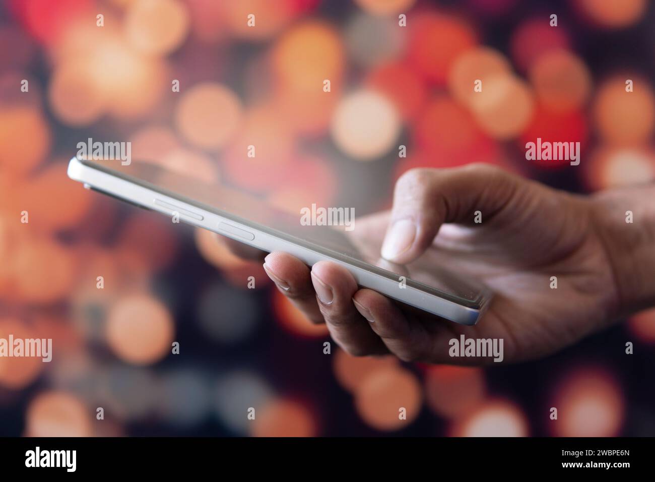 Immagine ravvicinata della mano utilizzando lo smartphone. Concetto tecnologico Foto Stock