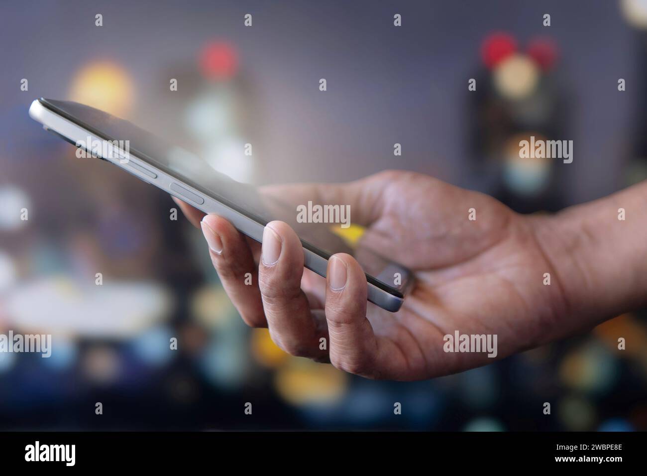 Immagine ravvicinata della mano utilizzando lo smartphone. Concetto tecnologico Foto Stock