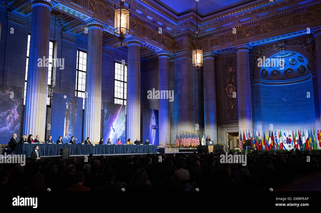 Il vicepresidente Kamala Harris fornisce una guida alla terza riunione del Consiglio spaziale Nazionale tenutasi il 20 dicembre 2023 a Washington, concentrandosi sulla strategia e la politica spaziale nazionale degli Stati Uniti. Foto Stock