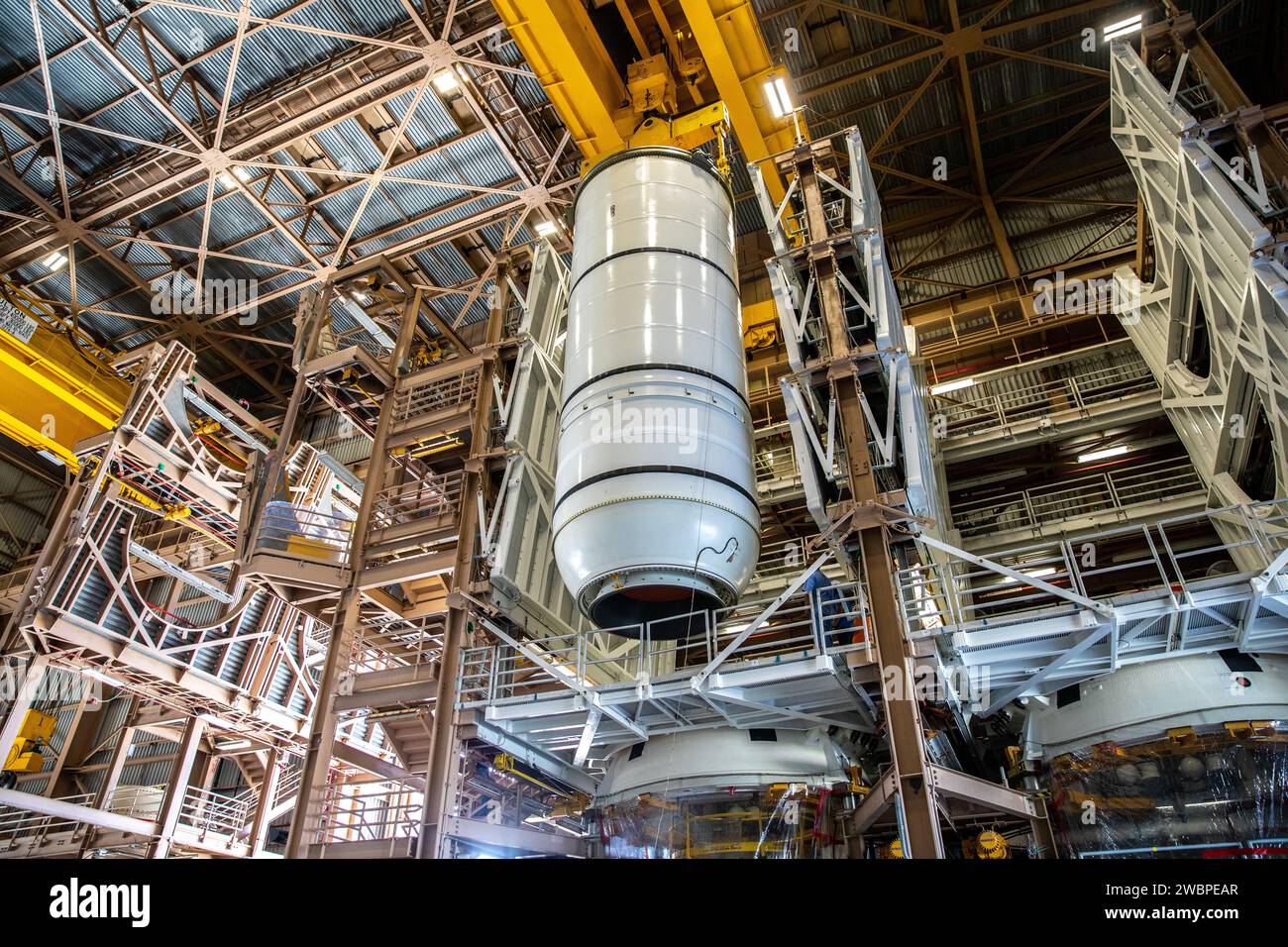 Il 24 giugno 2020, la NASA ha accoppiato il segmento motorio destro dei booster a razzo solidi dello Space Launch System alla gonna di poppa destra del razzo presso la Rotation, Processing and Surge Facility del Kennedy Space Center. I booster, costruiti da Northrop Grumman, forniscono oltre il 75% della spinta SLS. I segmenti si sposteranno nell'edificio dell'assieme del veicolo per l'impilamento. Artemis testerò Orion e SLS come sistema integrato prima delle missioni lunari con equipaggio. Foto Stock