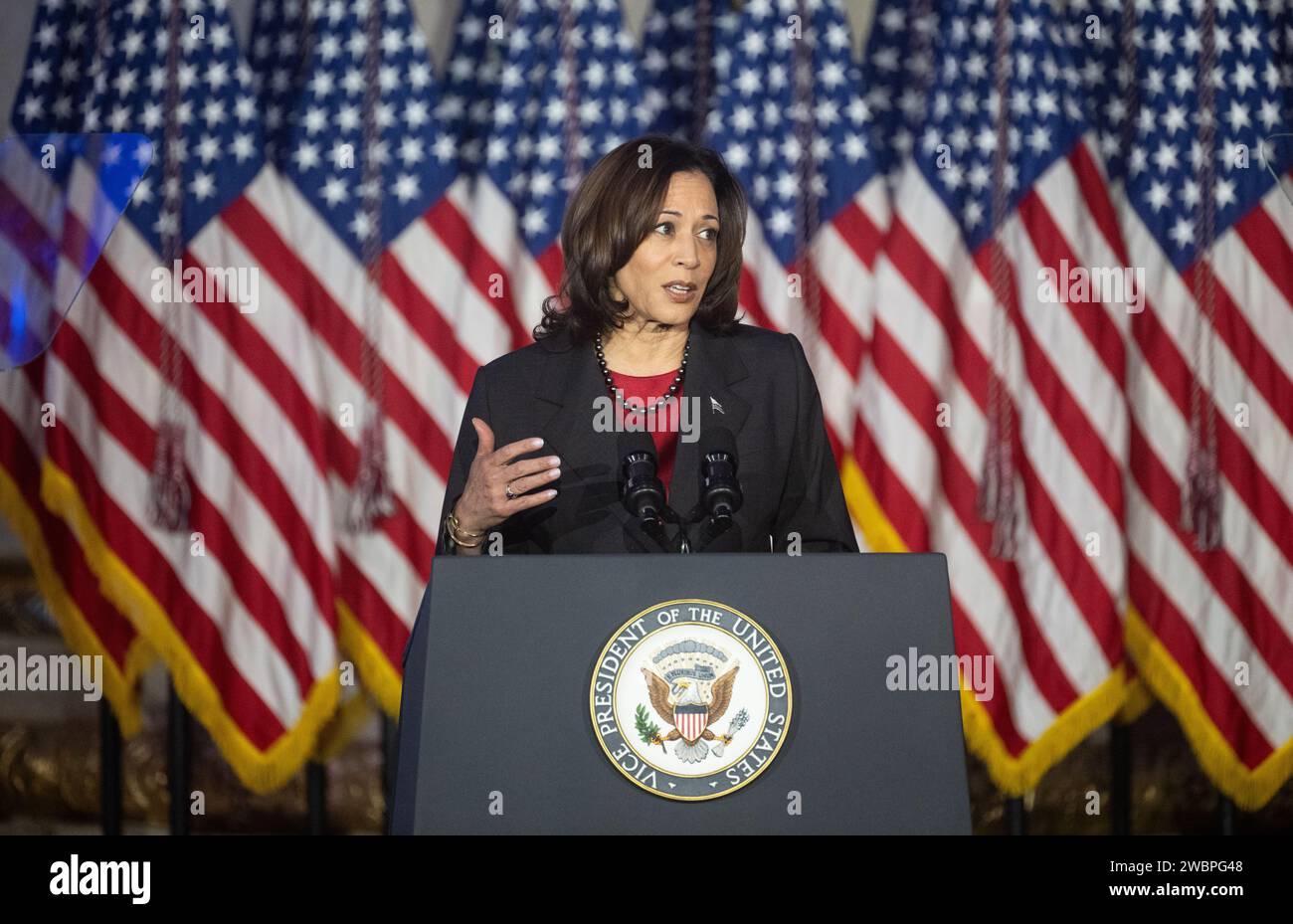 Il vicepresidente Kamala Harris si rivolge alla terza riunione del National Space Council il 20 dicembre 2023, a Washington, fornendo orientamenti sulla politica e la strategia spaziale degli Stati Uniti per massimizzare le opportunità nazionali. Foto Stock