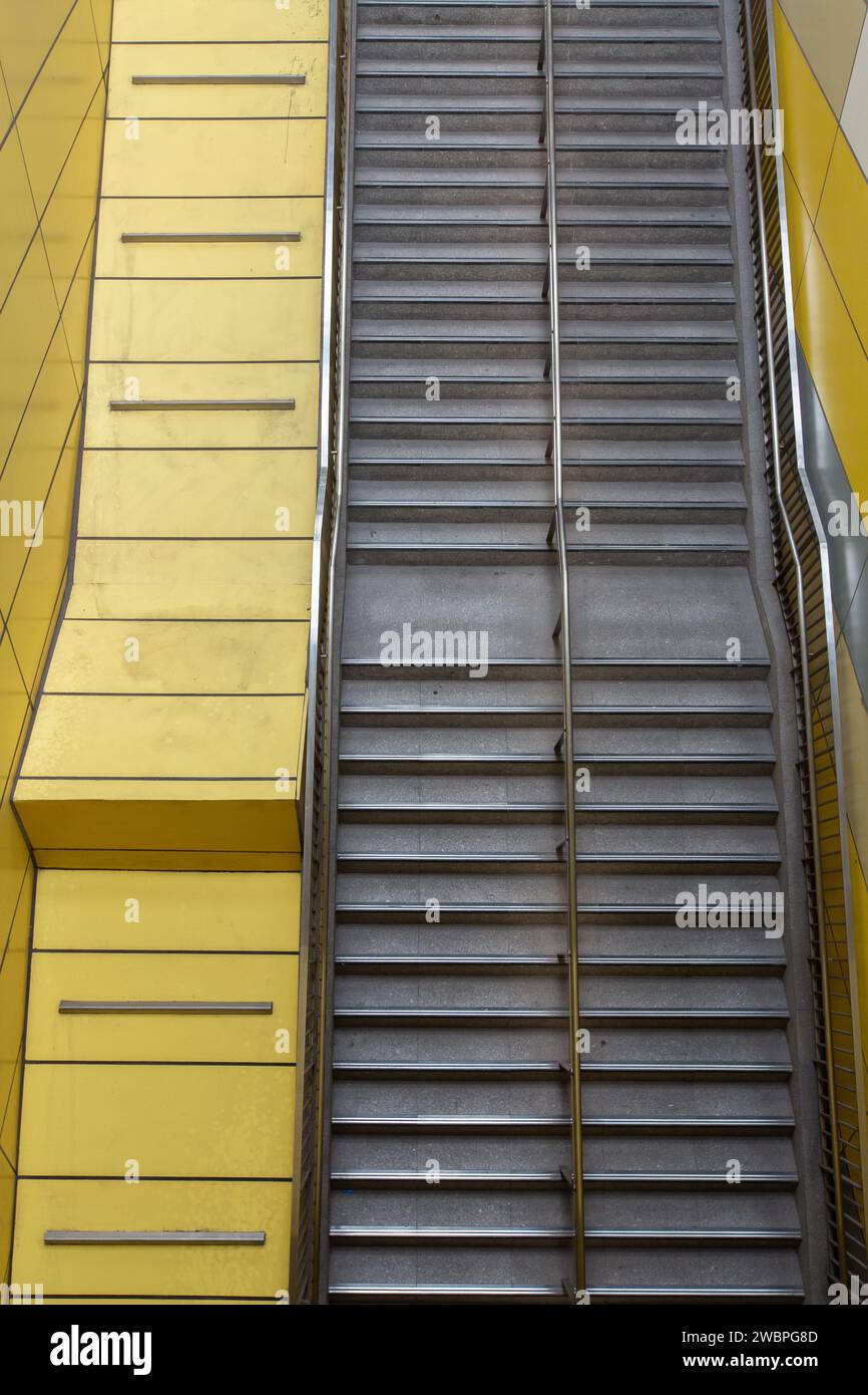 Lunga rampa di scale in una stazione ferroviaria, le scale da utilizzare se l'ascensore o la scala mobile è fuori servizio o è fuori uso. Singapore Foto Stock