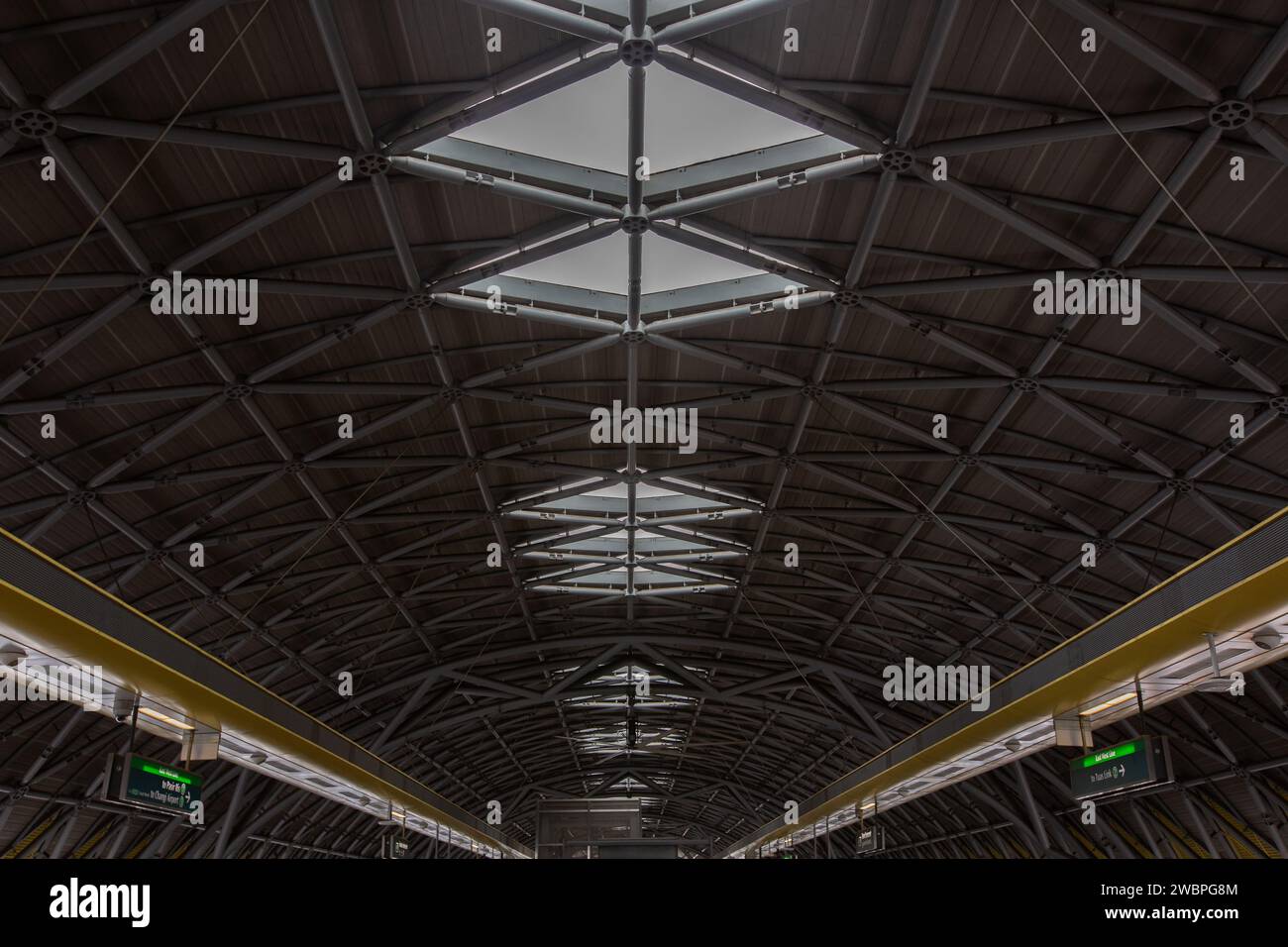 Vista convergente simmetrica del design architettonico del tetto apribile con apertura a volta per lasciare entrare luce naturale nella struttura della stazione ferroviaria. Singapore Foto Stock