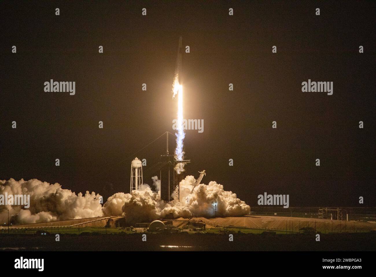 Crew Dragon Resilience è stato lanciato il 15 novembre 2020 sul Falcon 9 dal Kennedy Space Center portando gli astronauti della NASA Hopkins, Glover, Walker e l'astronauta JAXA Noguchi alla ISS per una missione scientifica di sei mesi. Foto Stock