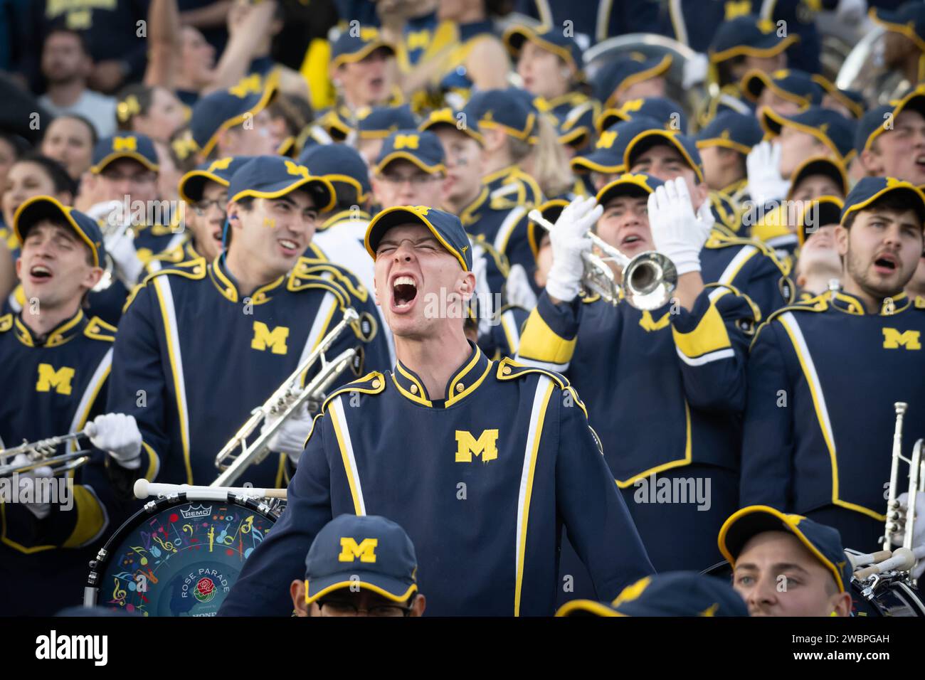 Il membro della band dei Michigan Wolverines canta durante la semifinale dei playoff del Rose Bowl del 2024 contro gli Alabama Crimson Tide. def. Michigan Foto Stock