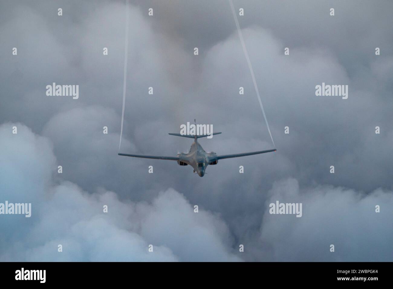 Un B-1B Lancer dell'Aeronautica militare statunitense vola sulla penisola arabica come parte di una missione regolarmente programmata della Bomber Task Force (BTF) nell'area di responsabilità del comando centrale degli Stati Uniti 13 novembre 2023. Le operazioni BTF vengono condotte regolarmente in tutto il mondo, dimostrando la capacità unica dell'Air Force di schierare rapidamente le forze in qualsiasi momento come parte del concetto Agile Combat Employment. (Foto dell'aeronautica militare statunitense di Jacob Cabanero) Foto Stock