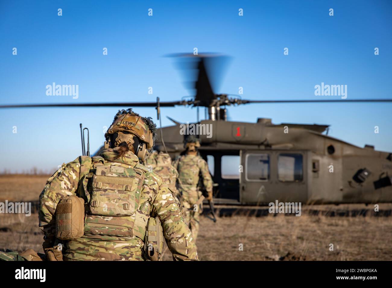 Soldati d'artiglieria della Bravo Battery 'Bone Crusher', 3rd Battalion, 320th Field Artillery Regiment, 3rd Brigade Combat Team, 101st Airborne Division, attaccati alla “Task Force 82”, conducono un assalto aereo con il 3rd Attack Helicopter Battalion, 1st Aviation Regiment, 1st Combat Aviation Brigade, 1st Infantry Division, presso Mihail Kogalniceanu Air base, Romania, 11 gennaio 2024, per aumentare la prontezza e la competenza nelle operazioni di assalto aereo. (Foto dell'esercito degli Stati Uniti di PFC. Aiden o'Marra) Foto Stock