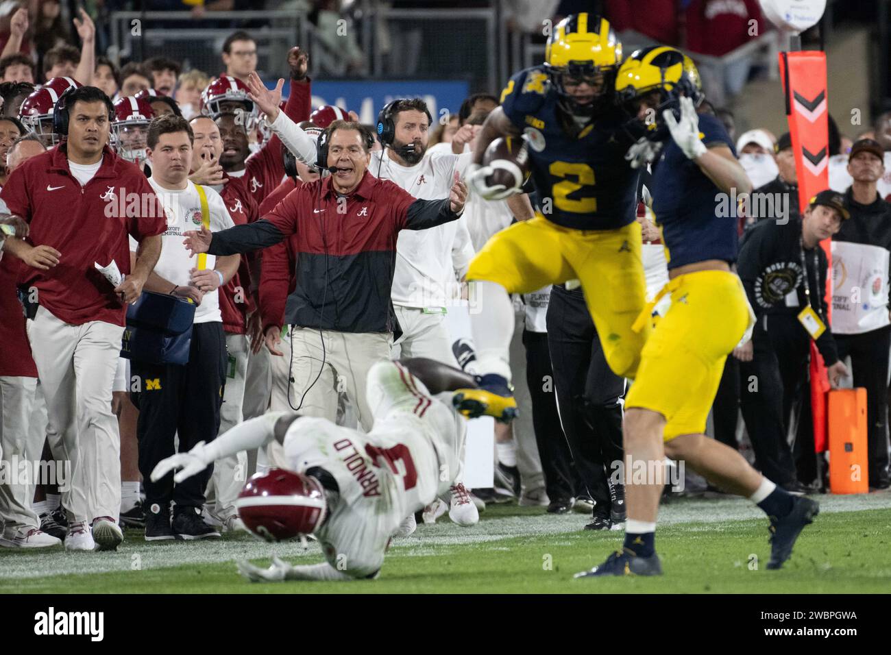 Il running back dei Michigan Wolverines Blake Corum (2) come suo compagno di squadra il wide receiver dei Michigan Wolverines Roman Wilson (1) clip il defensive back di Alabama Crimson Tide Terrion Arnold (3) e il capo-allenatore degli Alabama Crimson Tide Nick Saban reagisce al fallo nella semifinale dei playoff del Rose Bowl del 2024 contro Alabama Crimson Tide. Michigan sconfisse Alabama 27-20 ai tempi supplementari il 1° gennaio 2024; Pasadena, CA, USA; (ed Ruvalcaba/immagine dello sport) Foto Stock