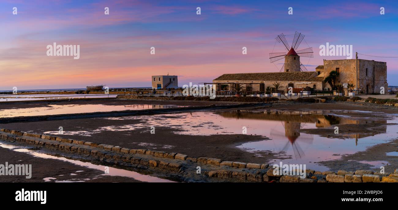 Paceco, Italia - 3 gennaio 2024: Vista del mulino a vento e del museo delle saline di Paceco al tramonto Foto Stock