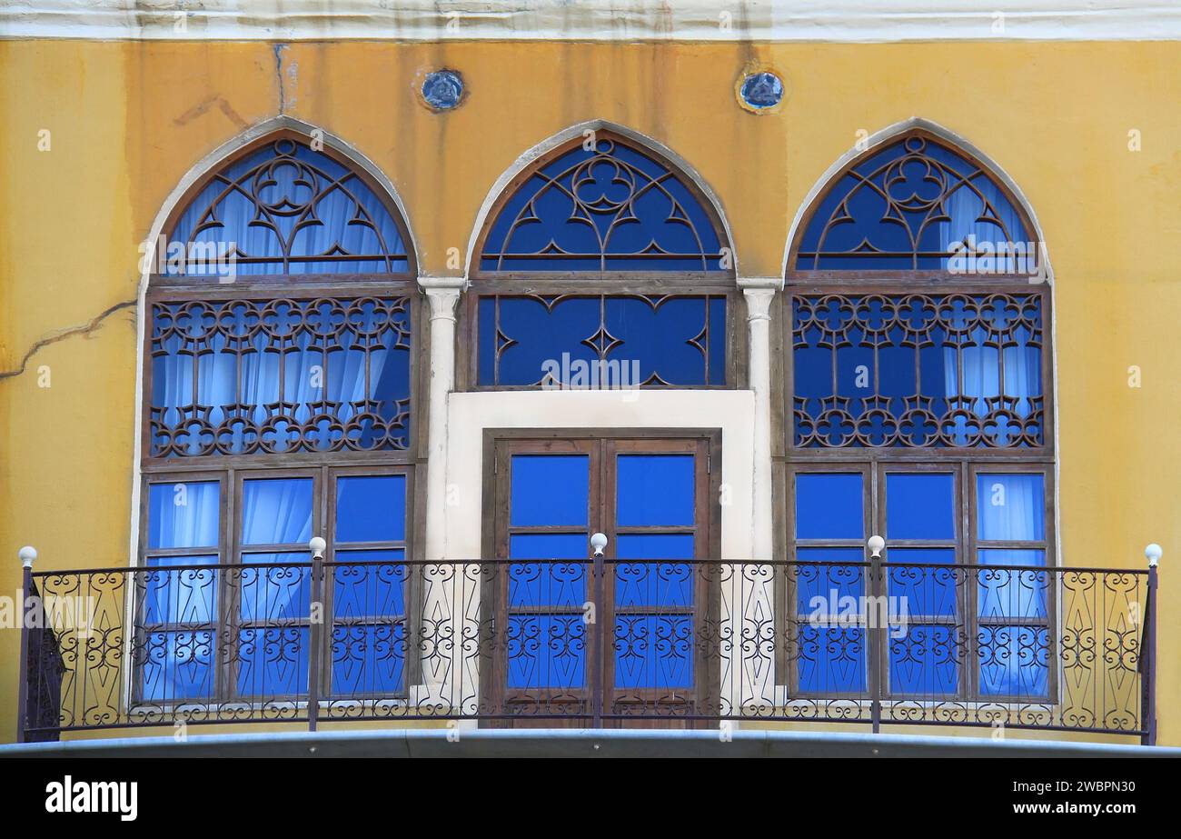 Finestre e balcone tradizionali libanesi. Foto Stock