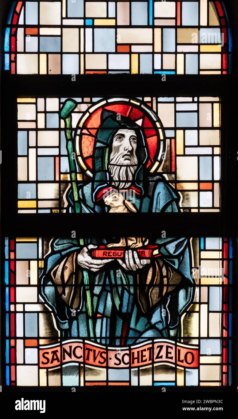 San Schetzel del Lussemburgo, eremita. Una vetrata nell'Église de la Sainte-Trinité (Chiesa della Santissima Trinità) a Walferdange, Lussemburgo. Foto Stock