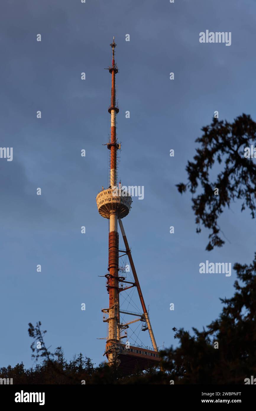 La torre della televisione avvolta da un cielo nuvoloso a Tbilisi, Mtasminda Foto Stock