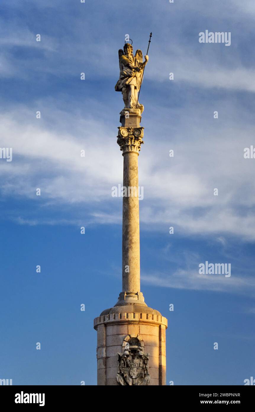Triunfo de San Rafael, colonna della peste vicino a Puerta del Puente a Cordoba, Andalusia, Spagna Foto Stock