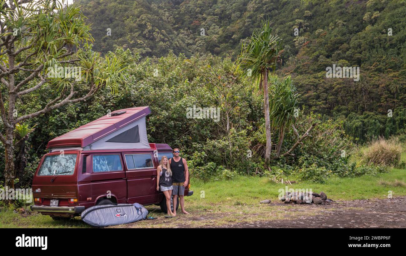Vivete l'avventura della vita in pulmino a Honomanu, Maui, circondata dalla lussureggiante vegetazione dell'isola per un viaggio in strada tropicale. Foto Stock