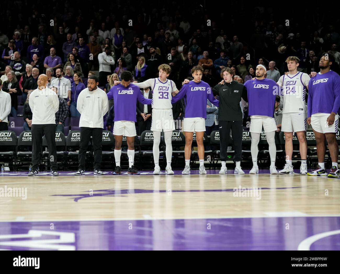 Il giocatore del Grand Canyon Antelopes si avvolge intorno alle braccia durante la preghiera della gcu partita di basket NCAA contro Abilene Christian a Phoenix, Arizona, giovedì 11 gennaio 2024. La GCU sconfisse Abilene Christian 74-64. (David Venezia/immagine dello sport) Foto Stock