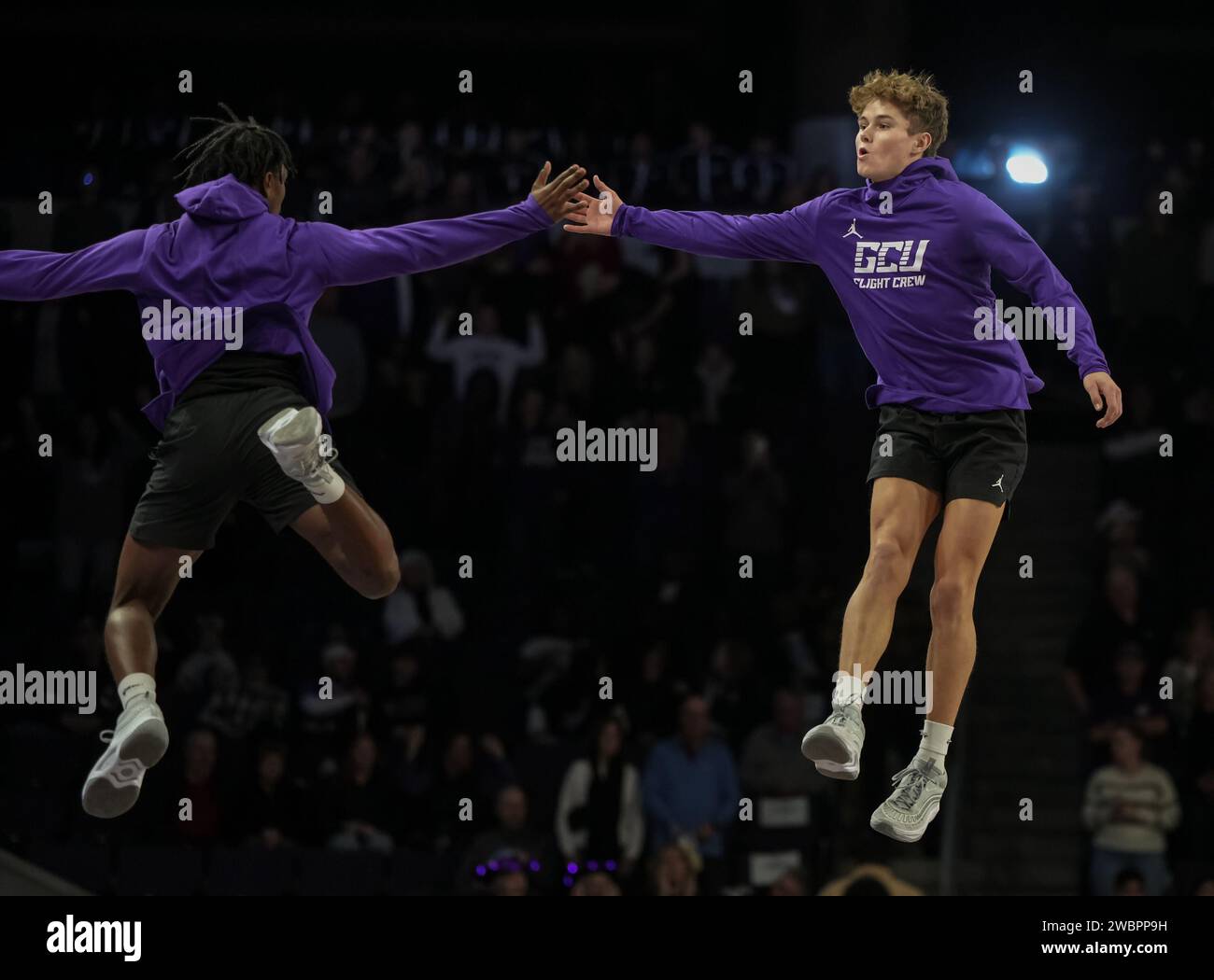 La squadra di volo GCU si esibisce prima della partita di basket NCAA contro Abilene Christian a Phoenix, Arizona, giovedì 11 gennaio 2024. La GCU sconfisse Abilene Christian 74-64. (David Venezia/immagine dello sport) Foto Stock