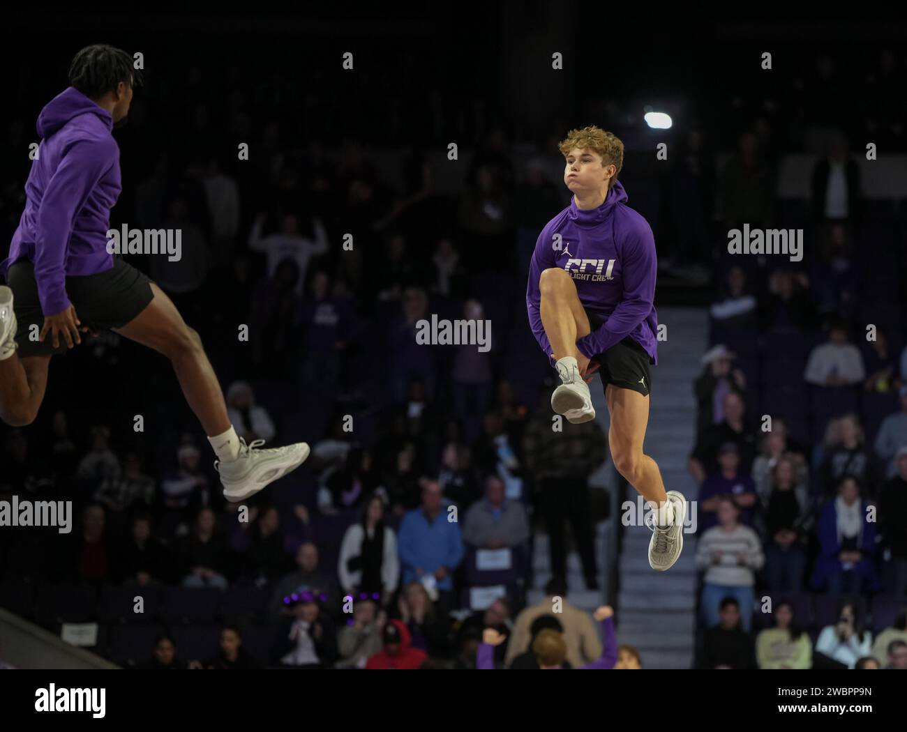 La squadra di volo GCU si esibisce prima della partita di basket NCAA contro Abilene Christian a Phoenix, Arizona, giovedì 11 gennaio 2024. La GCU sconfisse Abilene Christian 74-64. (David Venezia/immagine dello sport) Foto Stock