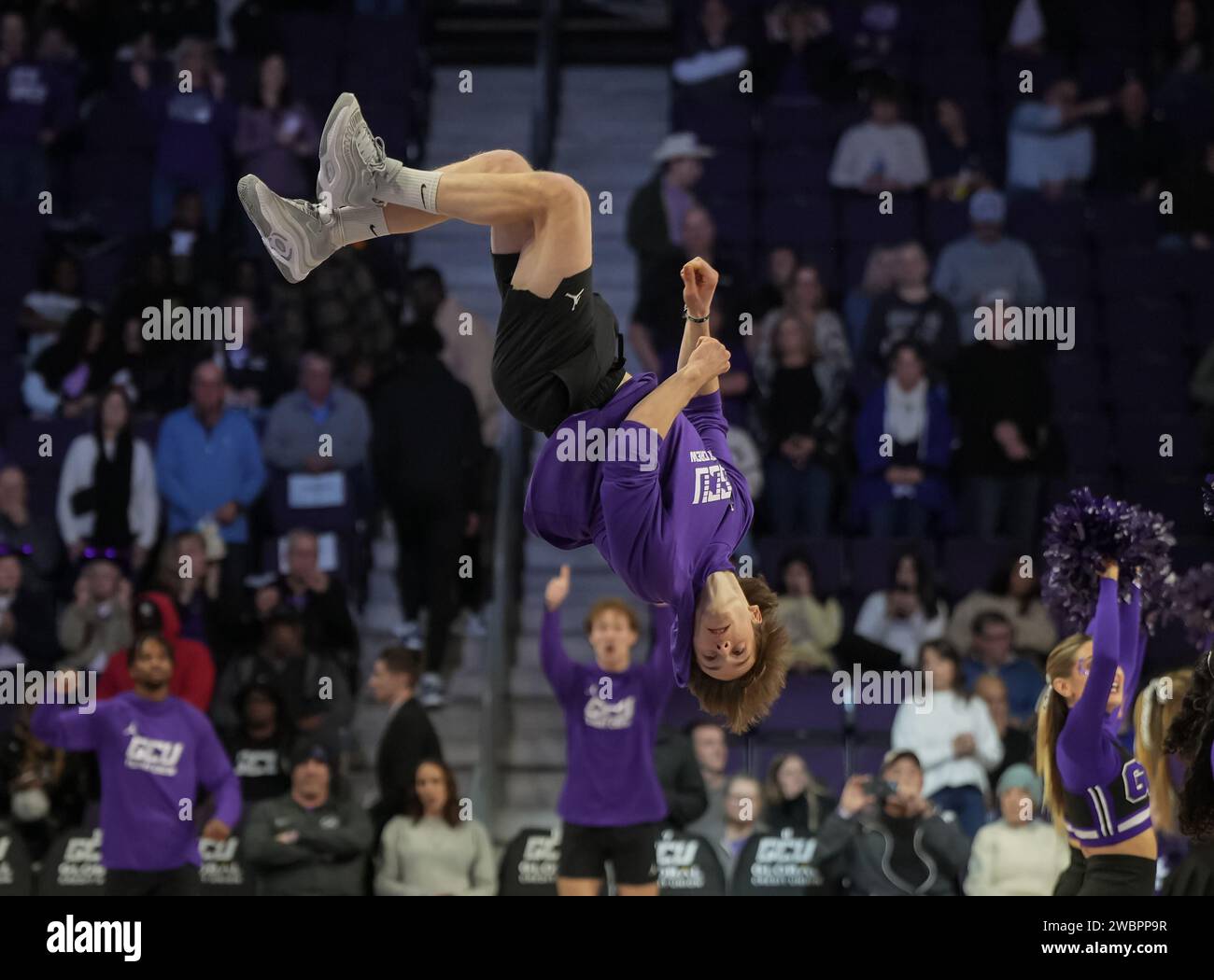 La squadra di volo GCU si esibisce prima della partita di basket NCAA contro Abilene Christian a Phoenix, Arizona, giovedì 11 gennaio 2024. La GCU sconfisse Abilene Christian 74-64. (David Venezia/immagine dello sport) Foto Stock