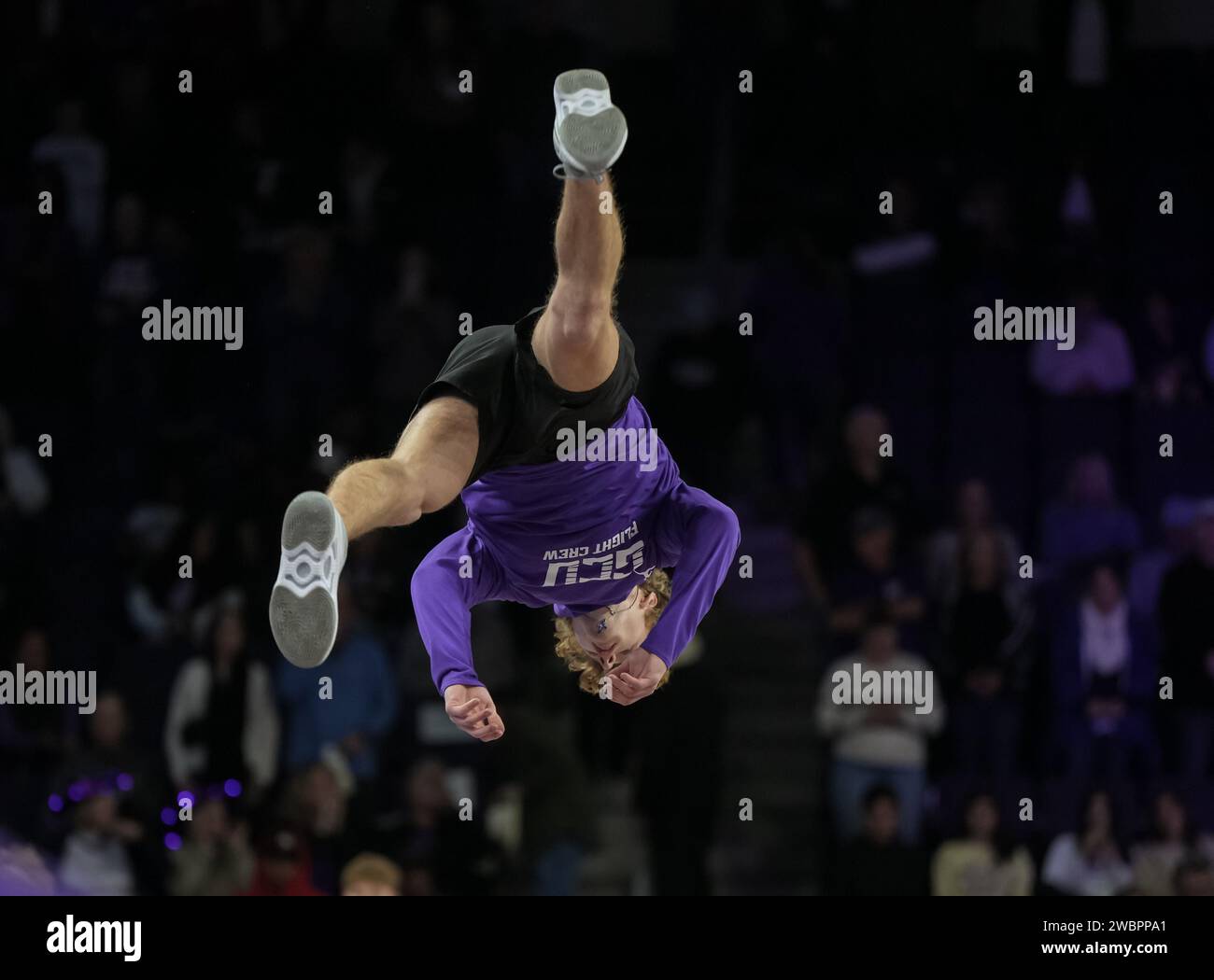 La squadra di volo GCU si esibisce prima della partita di basket NCAA contro Abilene Christian a Phoenix, Arizona, giovedì 11 gennaio 2024. La GCU sconfisse Abilene Christian 74-64. (David Venezia/immagine dello sport) Foto Stock