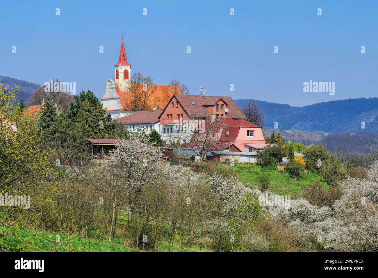 Primavera nella chiesa di Dubice vicino al fiume Elba in Boemia, nelle Uplands della Boemia centrale Foto Stock