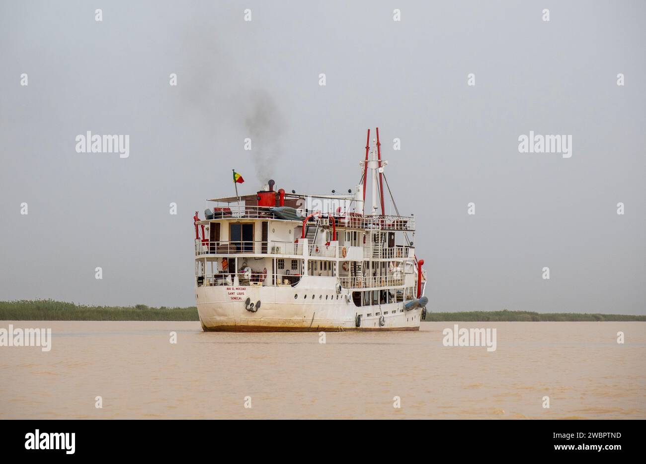 Africa occidentale, Senegal, nave da crociera turistica Bou el Mogdad sul fiume all'ancora. Foto Stock
