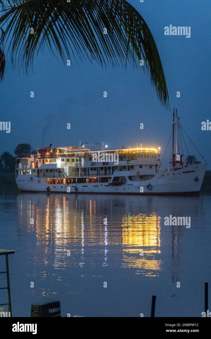Africa occidentale, Senegal, fiume Senegal. Nave da crociera turistica Bou el Mogdad. Foto Stock