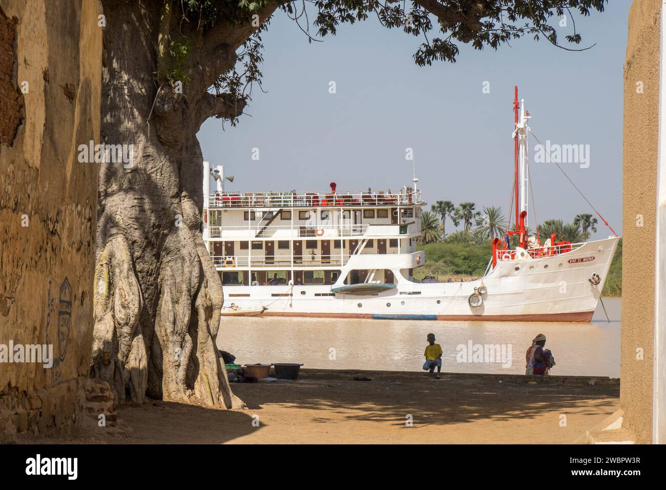 Africa occidentale, Senegal, fiume Senegal. Nave da crociera turistica Bou el Mogdad all'ancora in Dagana. Foto Stock