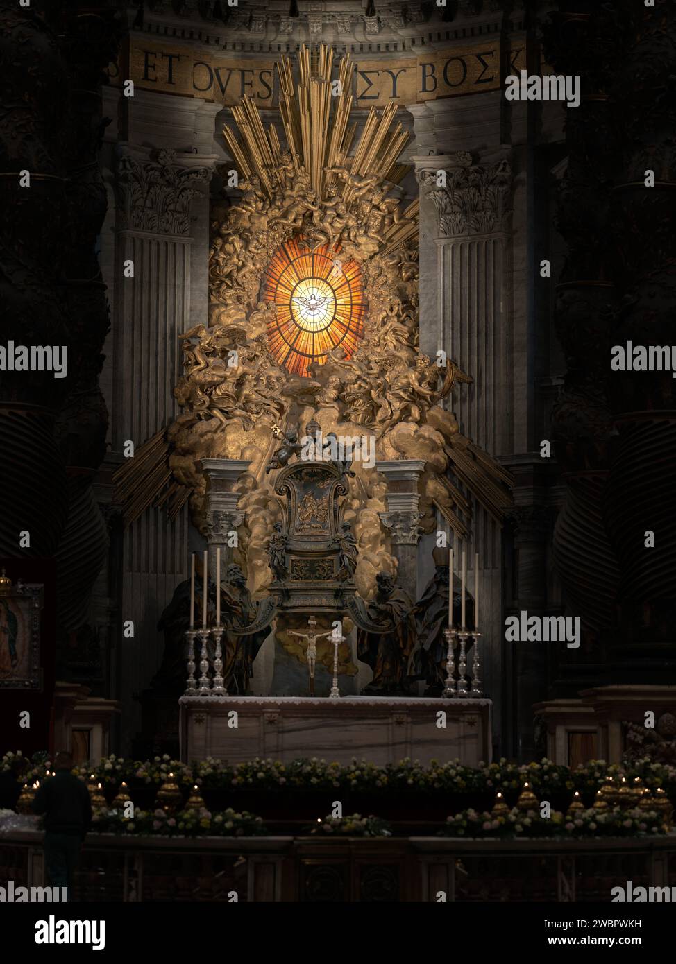Abside alla basilica di San Pietro (Vaticano, Roma, Italia) con la cattedra petri (cattedra di San Pietro) del Bernini e la vetrata con il simbolo del Santo S. S. Foto Stock