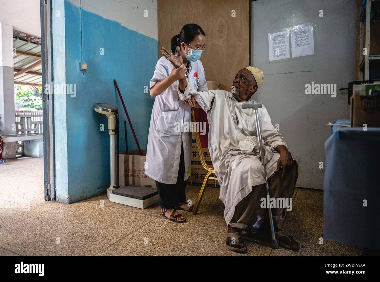 Moroni, Comore. 11 gennaio 2024. Pan Chunxi, capo dell'equipe medica cinese alle Comore, visita un paziente all'ospedale El-Maarouf di Moroni, capitale delle Comore, 11 gennaio 2024. L'equipe medica della regione autonoma del Guangxi Zhuang del sud della Cina è arrivata nelle Comore nel 2022, fornendo servizi medici per i pazienti locali e la formazione per i medici locali. Crediti: Wang Guansen/Xinhua/Alamy Live News Foto Stock